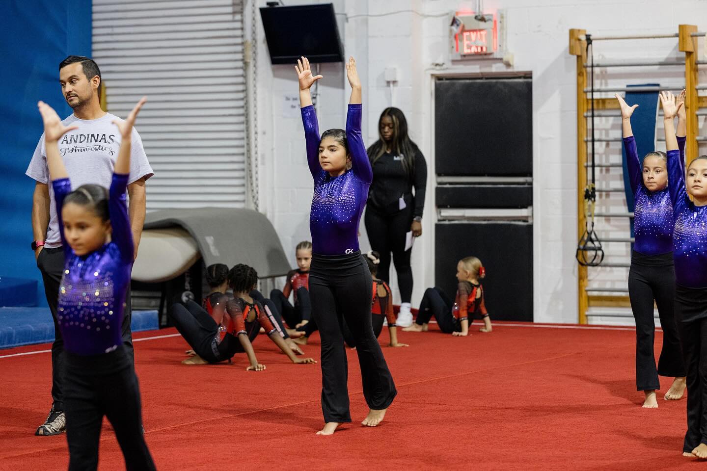 clase de gimnasia en el piso rojo del gimnasio