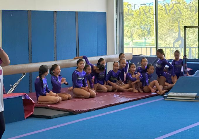 clase de gimnasia para niñas en Sweetwater FL
